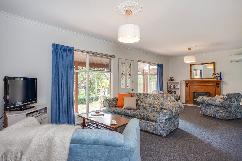 Generous lounge for up to 6 guests