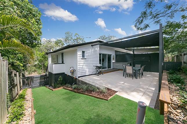 Brisbane - Milton townhouse with grassy yard, just one of many pet friendly properties